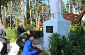 Виктор Юткин возложил гирлянду к памятнику